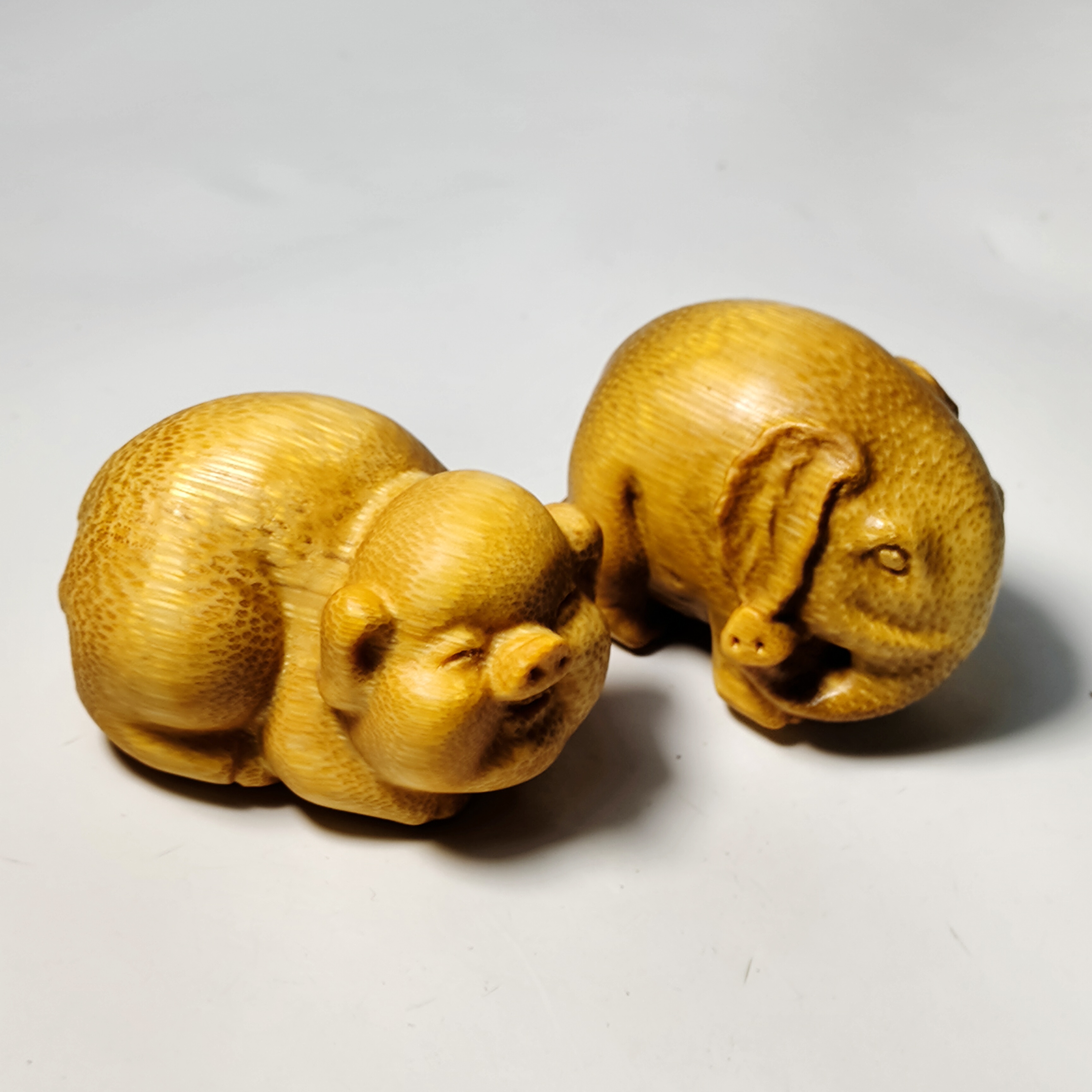 实心竹雕刻栩栩如生纹理清晰