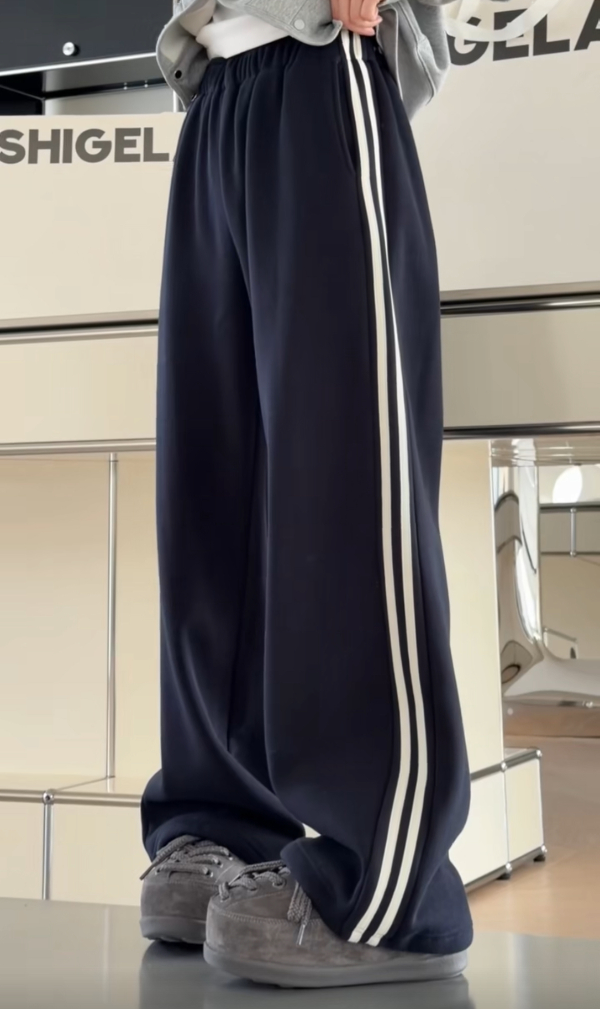 妍西家 诗歌兰女装25冬款3257百搭蓝色松紧腰加绒双杆条纹卫裤女