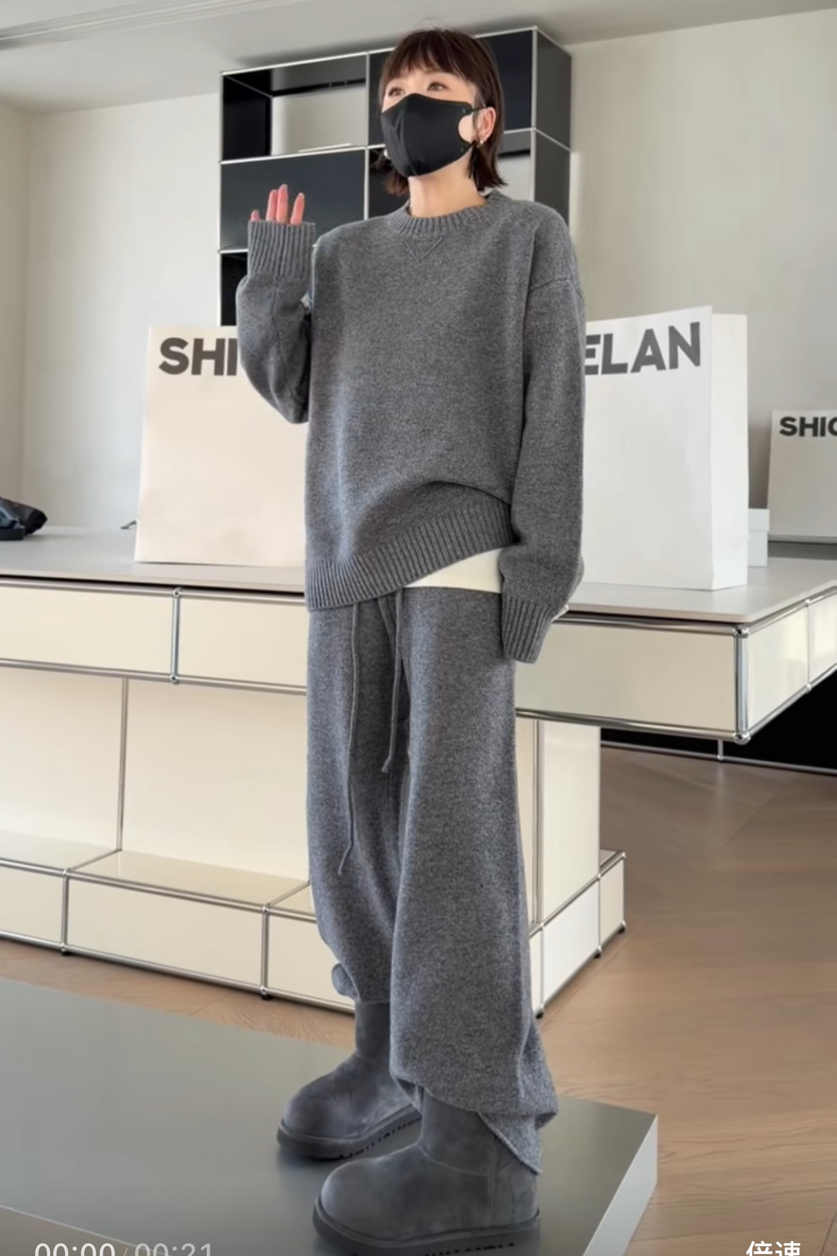 妍西家 诗歌兰女装25冬款15168百搭浅灰套头毛衣+直筒针织裤套装