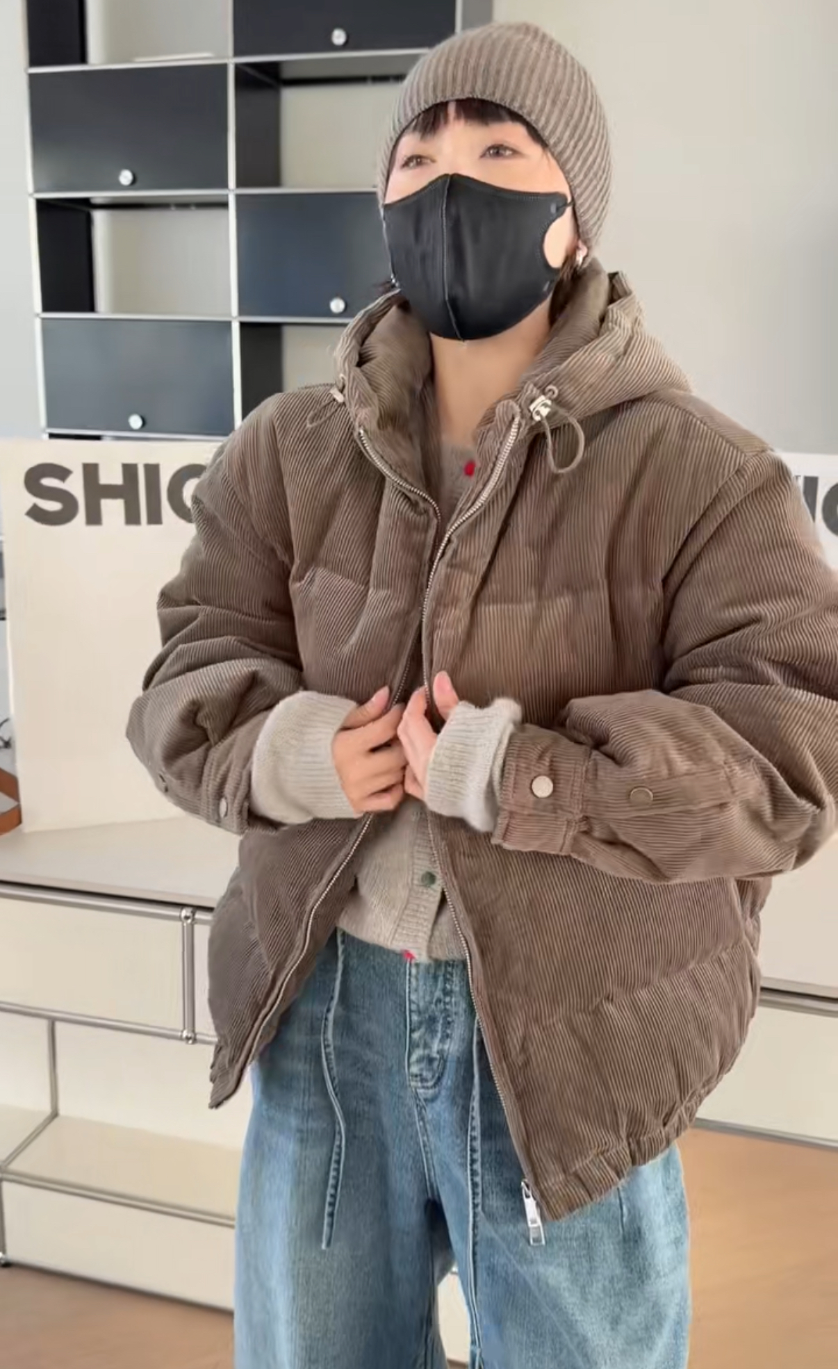 妍西家 诗歌兰女装25冬款249155气质咖色连帽拉链灯芯绒羽绒外套