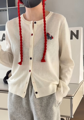 妍西家 诗歌兰女装26早春款68131时尚气质米白色排扣小马针织开衫