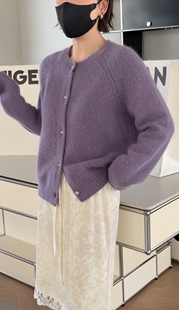 妍西家 诗歌兰女装26早春款81127时尚气质紫色排扣闪闪毛衣开衫女