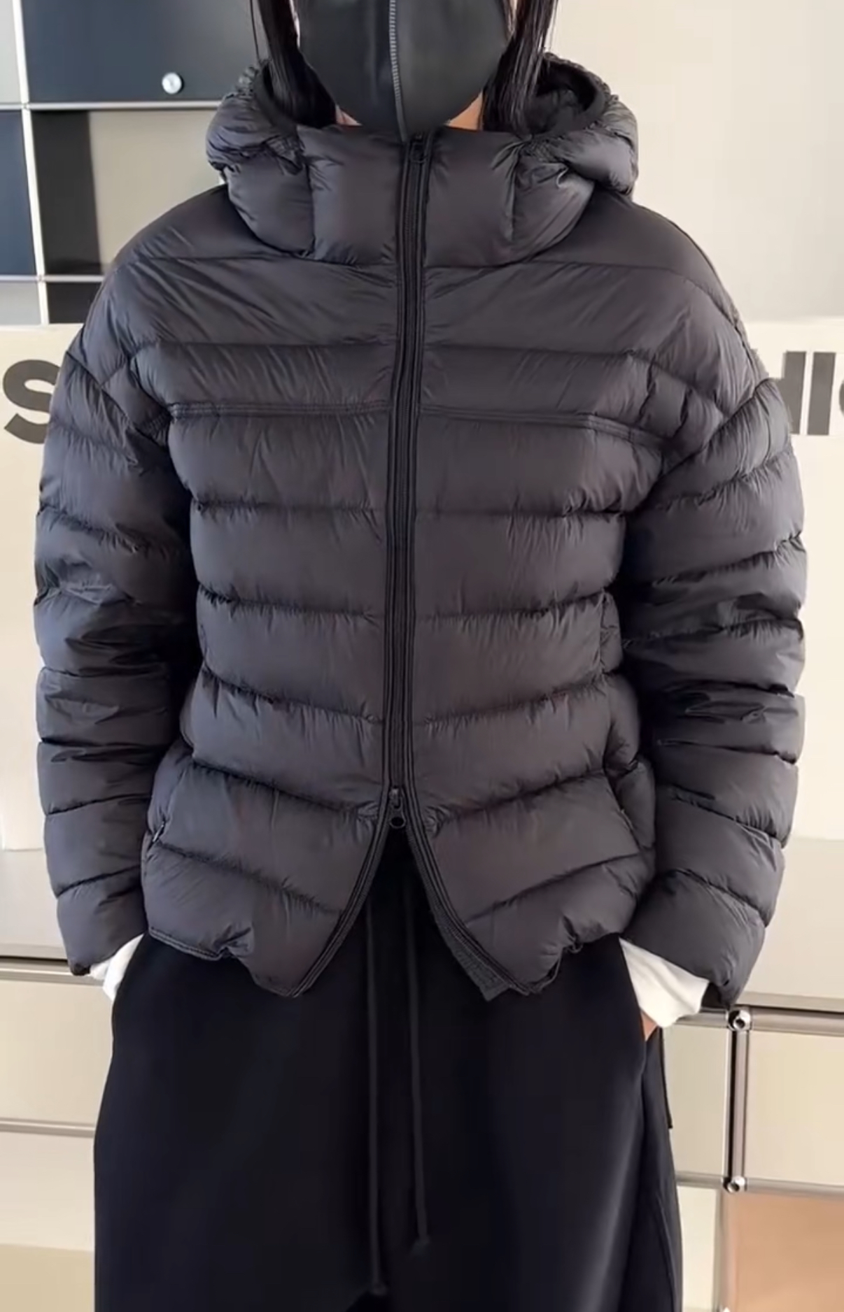 妍西家 诗歌兰女装25冬款9276时尚百搭黑连帽保暖排骨轻薄羽绒服