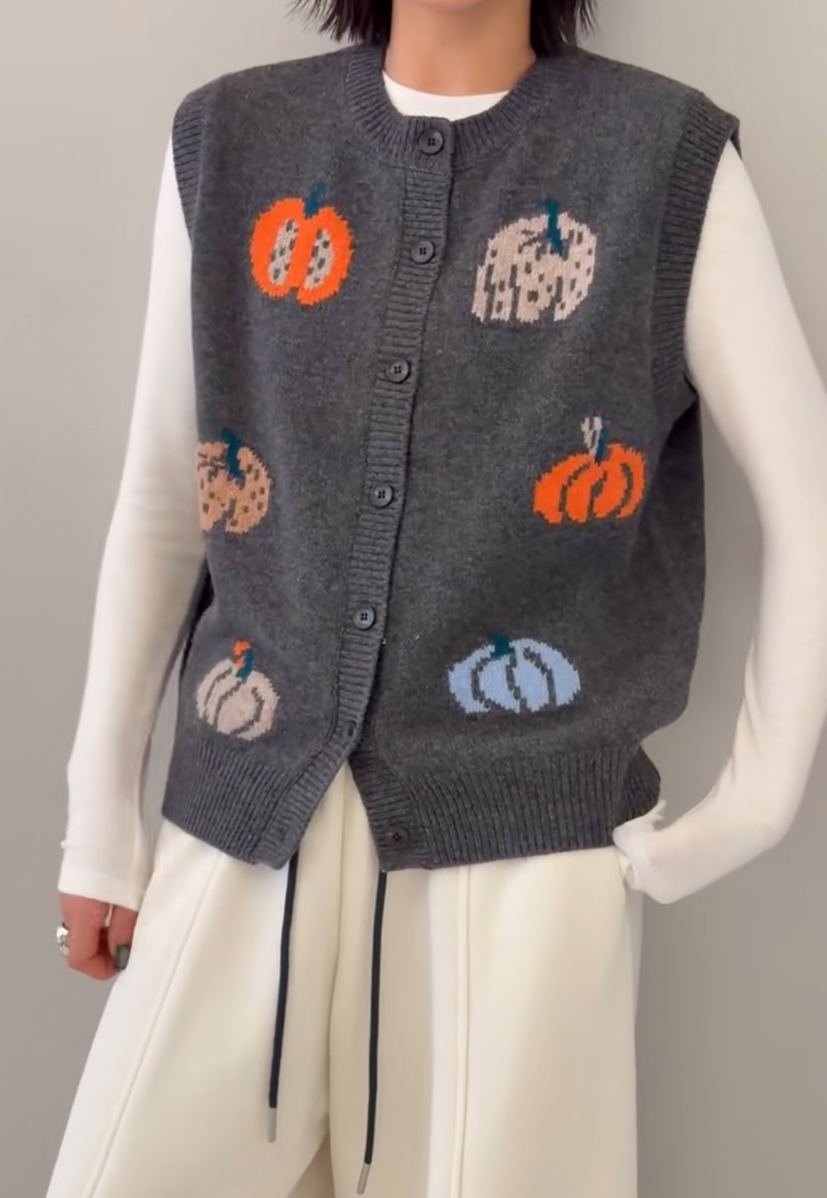 妍西家 诗歌兰女装25冬款88861时尚灰色圆领纽扣南瓜针织背心马甲