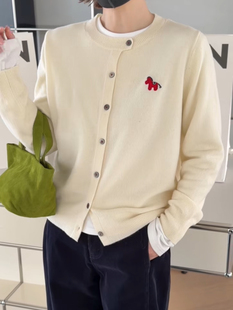 妍西家 诗歌兰女装26早春新款1300百搭米白排扣圆领小马针织开衫