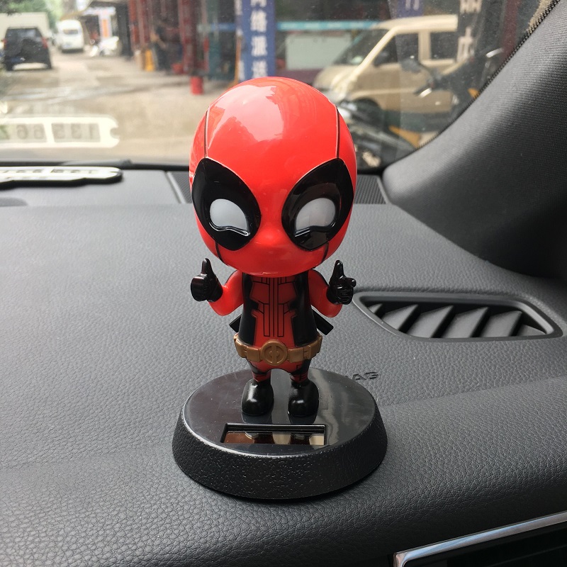 太阳能动漫蝙蝠摇头公仔汽车摆件车内饰品车载摆件钢铁侠死侍贱贱