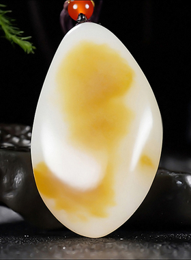 新疆大师郭磊作品和田玉且末金山料糖羊脂白玉原石挂件40.61克