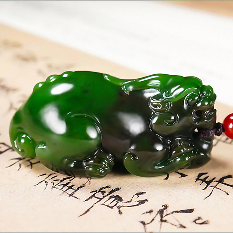 大师张亚龙和田玉俄料阳绿7号矿聚红皮碧玉貔貅挂件37.72克
