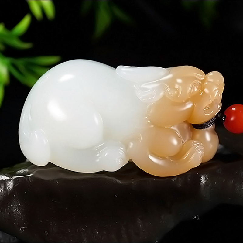 新疆和田玉且末料糖羊脂白玉貔貅挂件38.29克 大师张亚龙作品