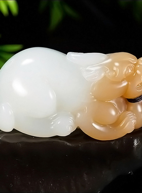 新疆和田玉且末料糖羊脂白玉貔貅挂件38.29克 大师张亚龙作品