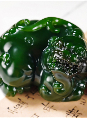 新疆张亚龙作品和田玉俄料阳绿7号矿红皮碧玉貔貅把件156.74克