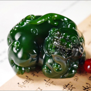 新疆张亚龙作品和田玉俄料阳绿7号矿红皮碧玉貔貅把件156.74克