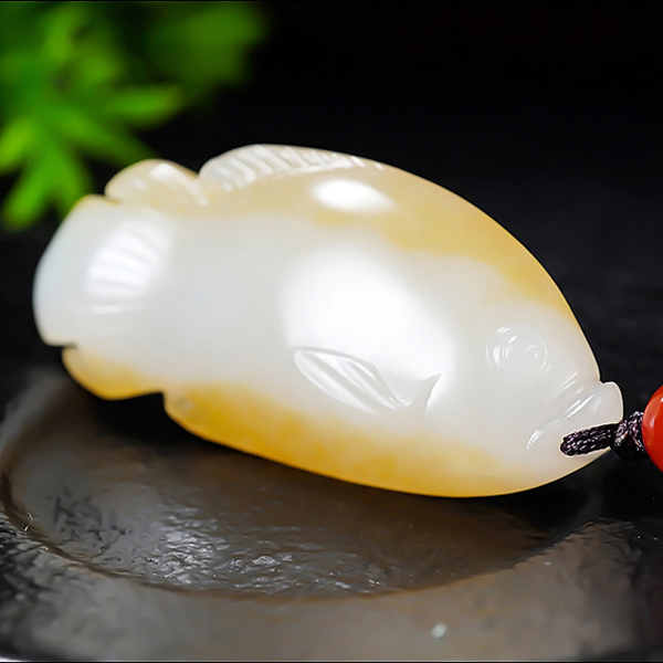 新疆大师郭磊作品和田玉且末金山料糖羊脂白玉年年有余鱼14.56克