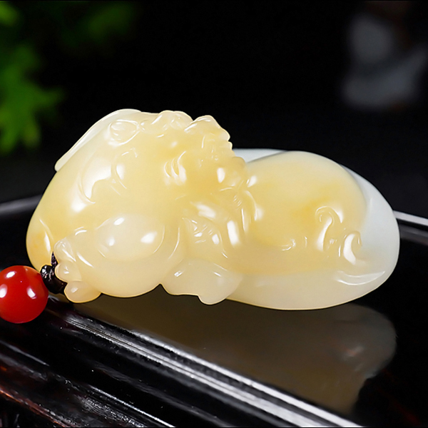 新疆大师张亚龙作品和田玉且末金山料蜜糖羊脂白玉貔貅35.65克