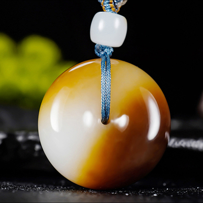 新疆大师郭磊作品和田玉且末金山料糖羊脂白玉平安扣23.91克