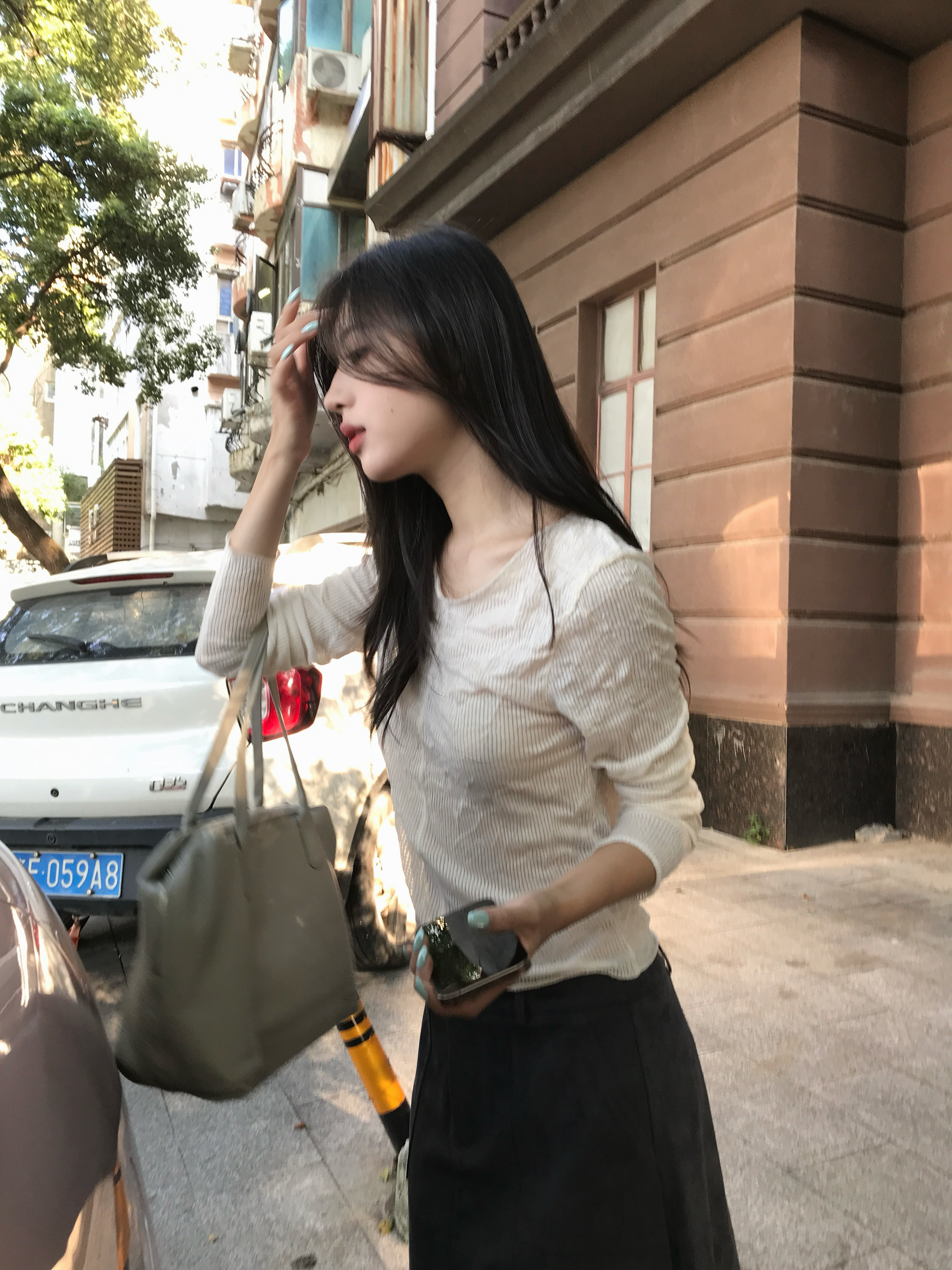 鱼没放 米色v领针织衫