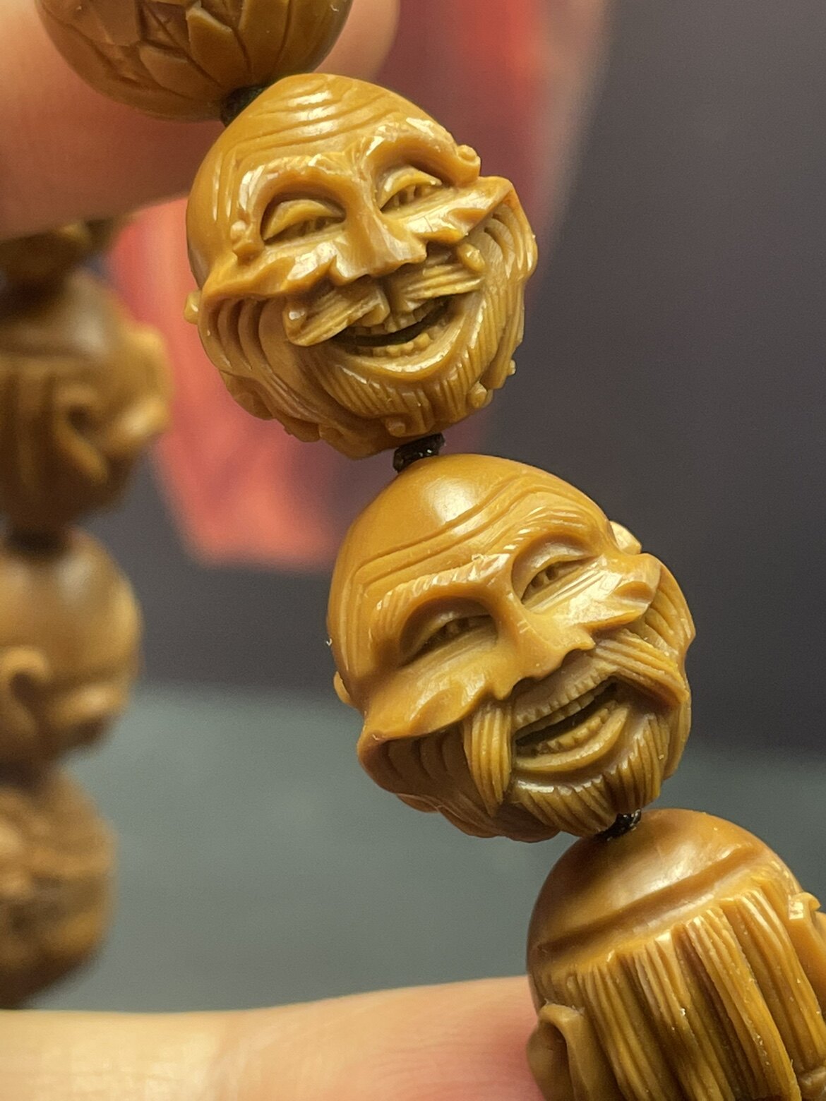 苏工核雕,老风格殷派精品单面十八罗汉老铁核手持可百搭男士手串