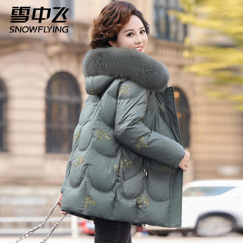 妈妈羽绒服女中长款刺绣羽绒衣新款狐狸毛领女士厚外套防寒