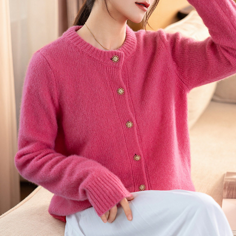 2024秋冬新款圆领系扣时尚羊绒衫女士纯色减龄温柔百搭丝绒小外套