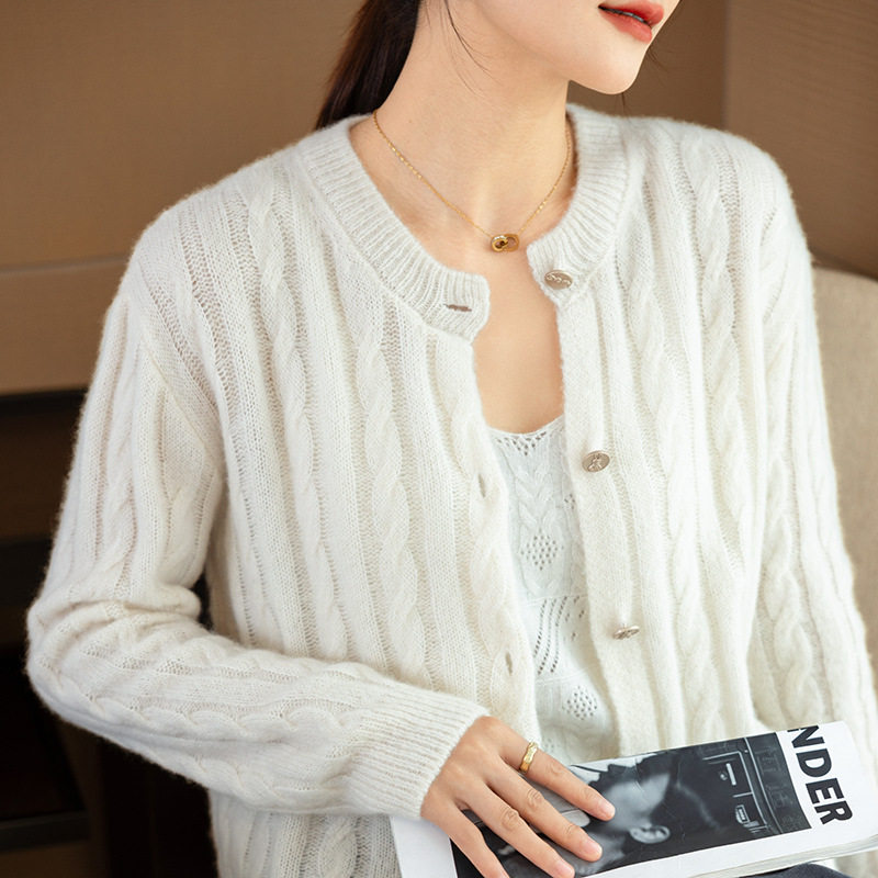 2024秋冬新款圆领系扣时尚羊绒开衫女士纯色丝绒慵懒气质外套保暖