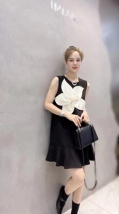 时尚气质轻奢圆领设计感小众重工立体花朵显瘦黑色A字连衣裙女ins