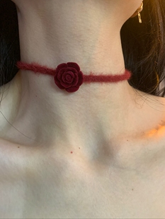 毛绒绒红色玫瑰花choker颈链女秋冬显白锁骨链毛衣项链日常百搭潮