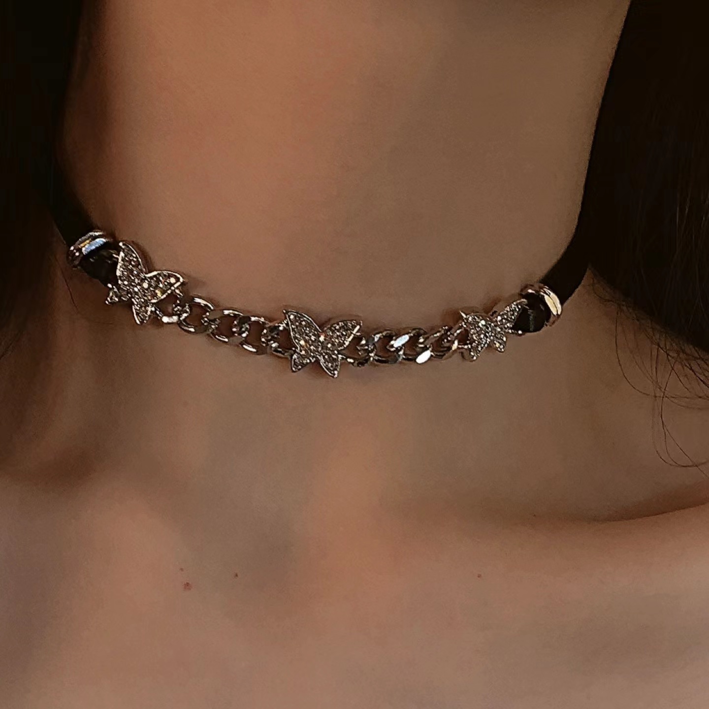 pu皮颈链拼接闪钻蝴蝶choker