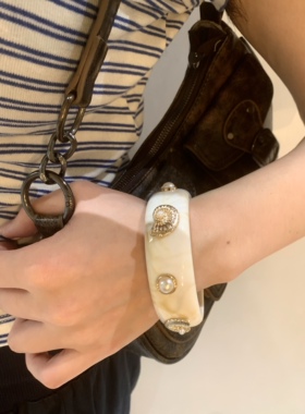 棠洛 奶白晕染海螺珍珠树脂手环女度假风夸张手镯叠戴精致高级感