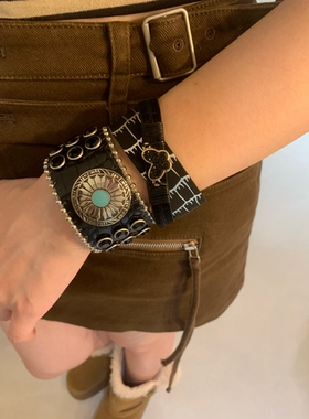 黑色嬉皮 废土皮革手镯女花盘吊坠手饰品欧美辣妹风手环2026爆款