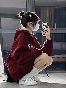 酒红色连帽卫衣女秋冬本命年少女穿搭加绒加厚带帽慵懒风套头上衣