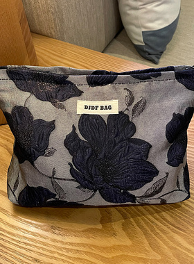 便携灰底蓝紫色浮雕花朵大容量高级感化妆包旅行外出洗漱收纳包