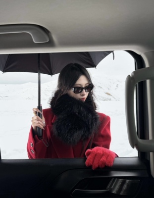 出租网红博主八茜儿同款HiimDai 红色大衣套装新疆长白山雪地出片
