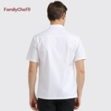 Мужчины и женские повара работают на женскую еду ...