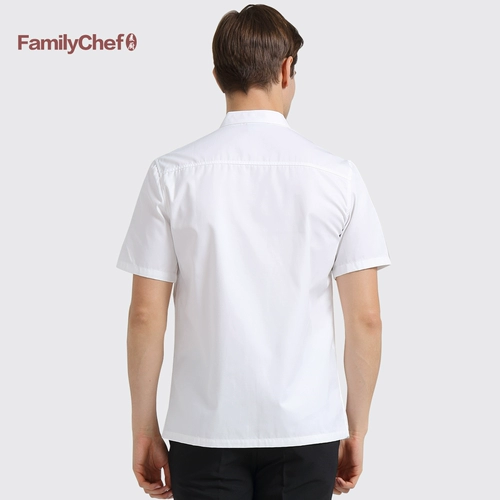 Мужчины и женские повара работают на женскую еду ...