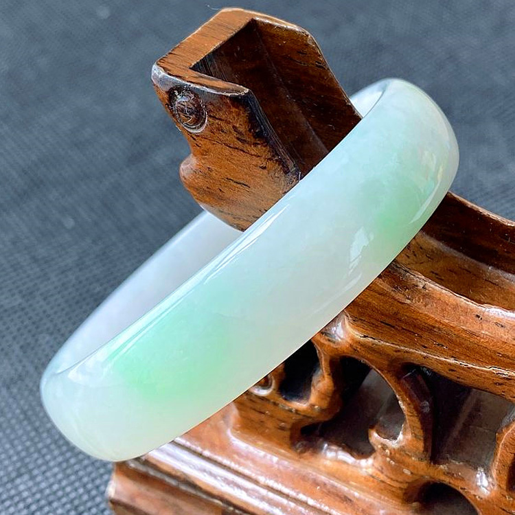 翡翠浅绿a货冰糯种玉镯