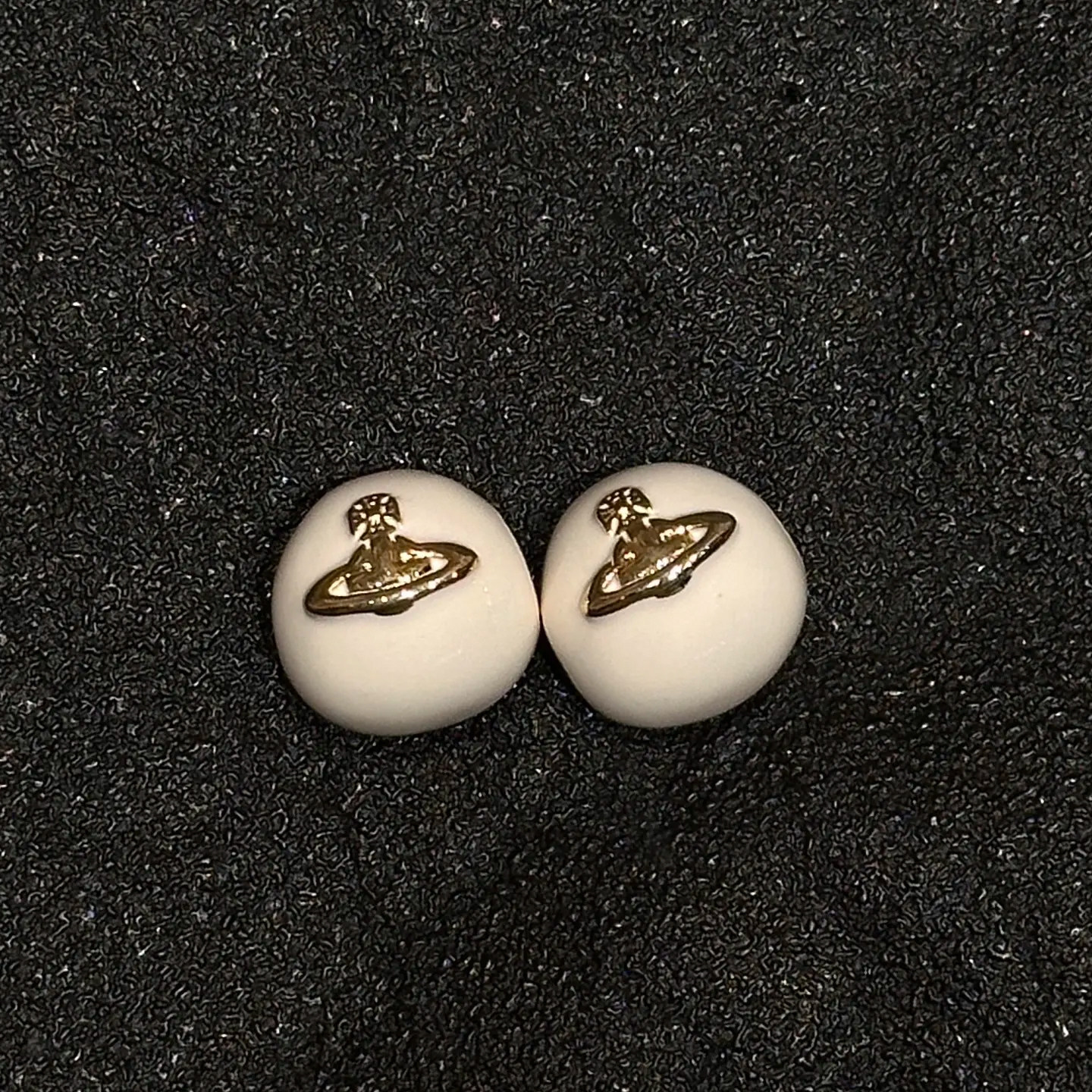 温柔奶白底土星印花耳钉复古小众设计圆润半球造型百搭基础款耳饰
