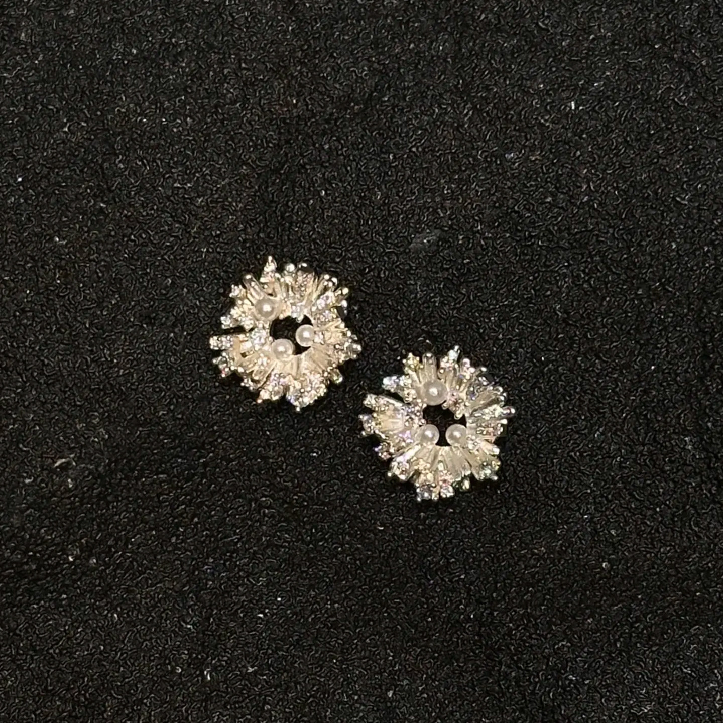新款复古金调镂空星花镶钻耳钉精致显气质通勤约会轻奢小众耳饰女