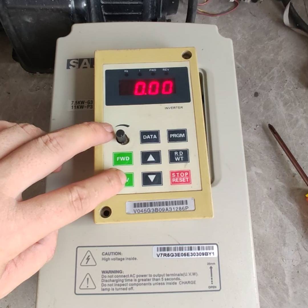 三晶变频器V7R5G3/V011P3   7议价 也可为维修！！