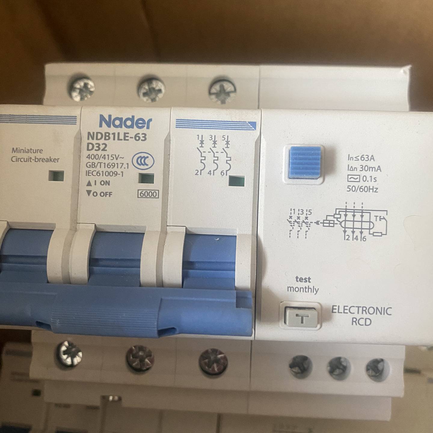 3p漏电断路器 D型32安 3pD3议价 也可为维修!!