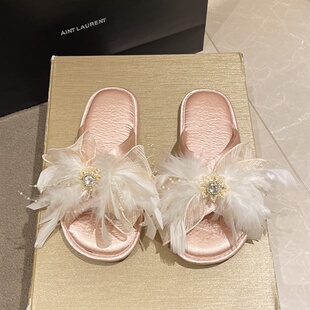 高级感仙女风羽毛蝴蝶结水钻缎面居家室内防滑夏季女士家用凉拖鞋
