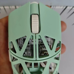 万灵花兽Mini镁合金轻量化无线电竞游戏鼠标8K回报率3950侧裙无孔