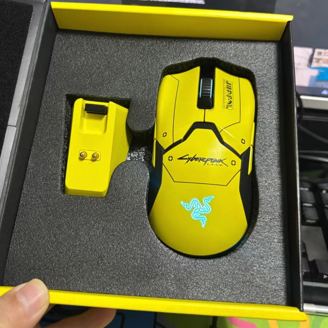 Razer雷蛇毒蝰Viper终极版赛博朋克2077联名限定绝版款有无线鼠标 - 实物图