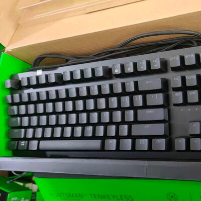 Razer雷蛇猎魂光蛛V2模拟光轴RGB背光电脑PC电竞游戏104机械键盘