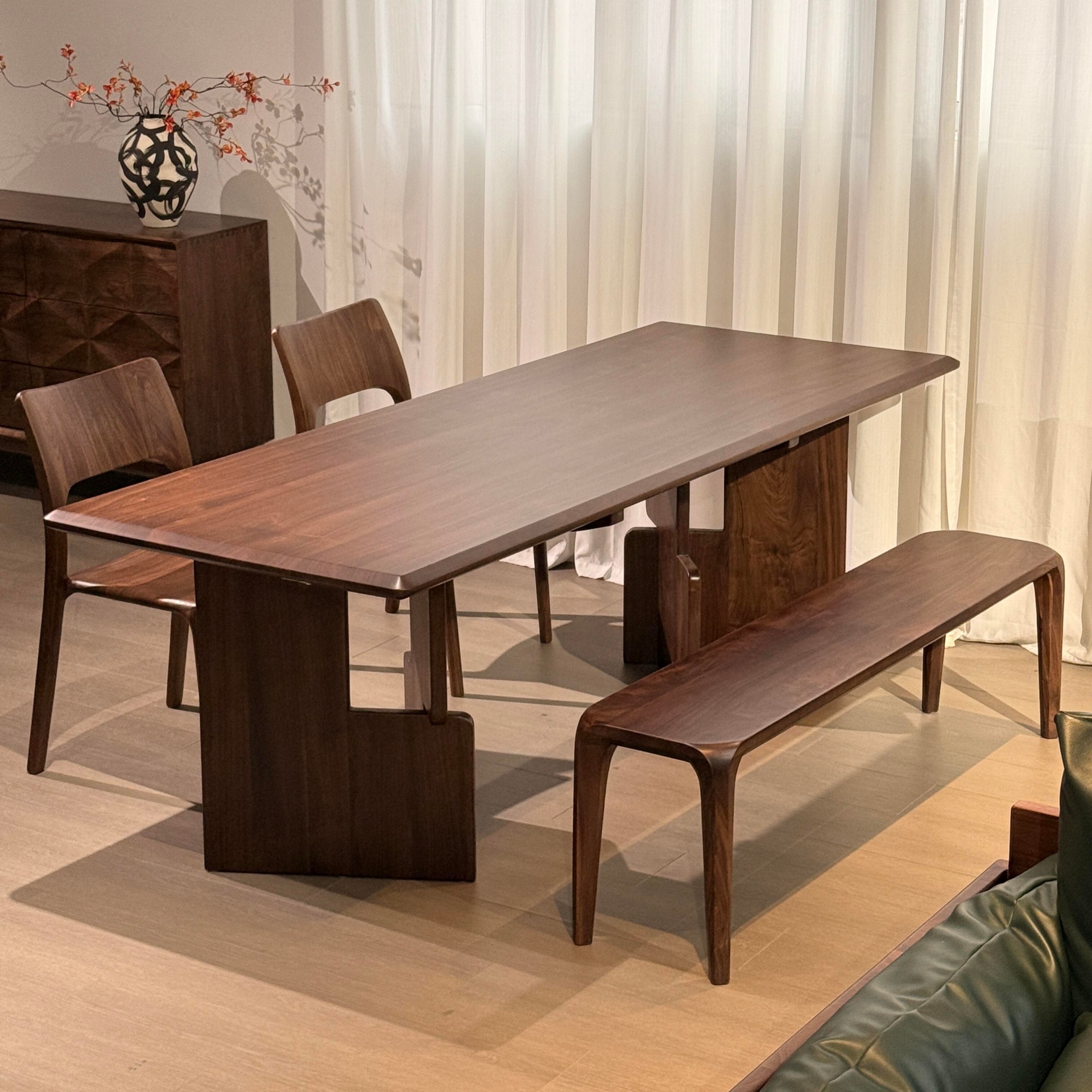 新中式北美黑胡桃木餐桌现代简约