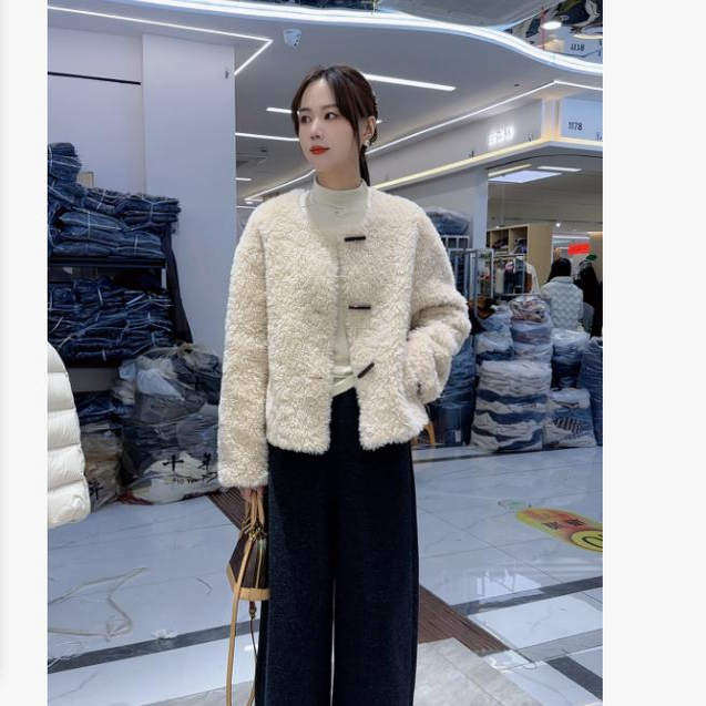 韩系气质羊羔毛外套女短款牛角扣保暖百搭毛茸茸全羊毛短外套