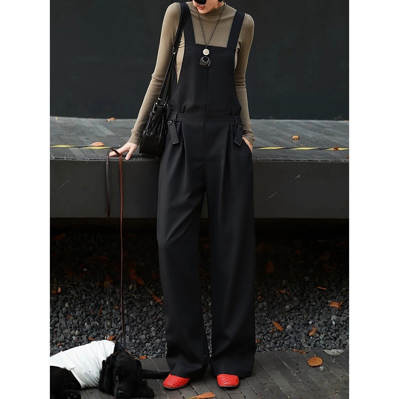 超好看的流行精致时尚穿搭套装灰色长袖打底衫黑色背带长裤两件套