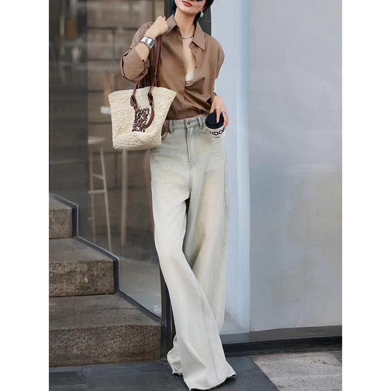 超火流行休闲穿搭一整套2026新款咖色长袖衬衫灰色牛仔长裤两件套
