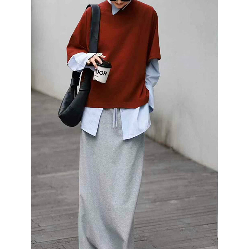 休闲大方潮流穿搭一整套女2025红色卫衣浅蓝色衬衫灰色半裙三件套