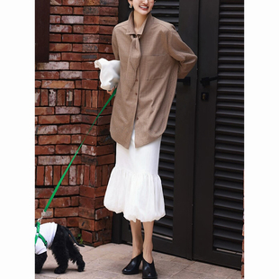 潮流精致穿搭一整套2026春季新款棕色格纹衬衫白色半身长裙两件套