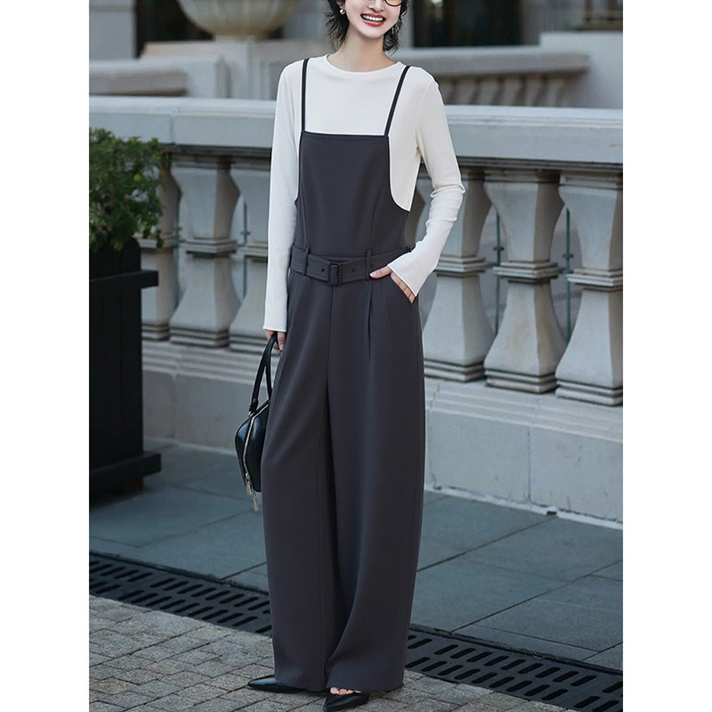 松弛感时尚流行穿搭一整套2026黑色背带长裤白色长袖打底衫两件套